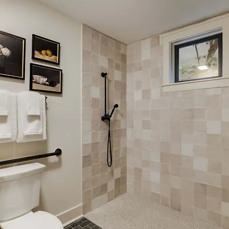 Luxe 6-bedroom Garden District Retreat Pool Holiday home *