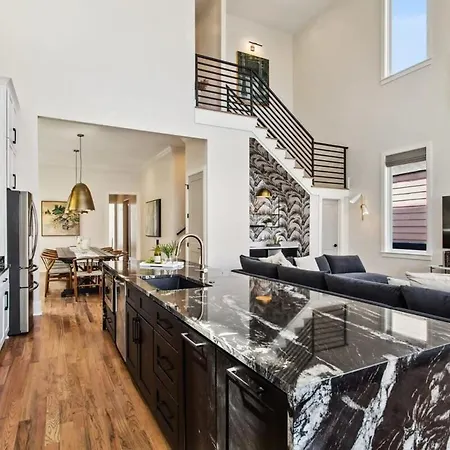 Gorgeous Grand With Heated Pool Holiday home *