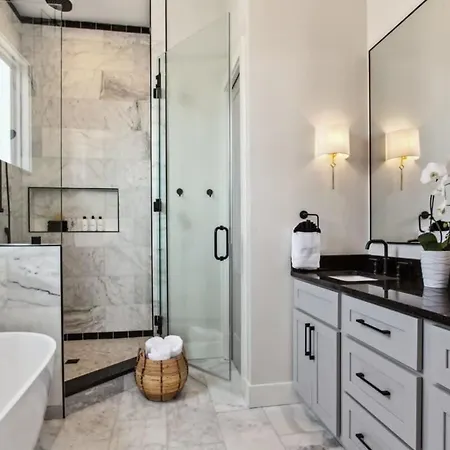 Gorgeous Grand With Heated Pool Holiday home New Orleans