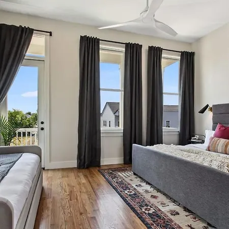 Gorgeous Grand With Heated Pool Holiday home New Orleans