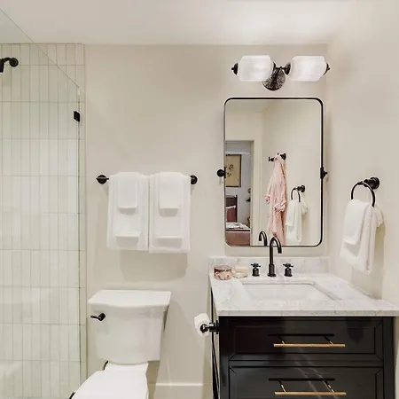 Luxe 6-bedroom Garden District Retreat Pool Holiday home *