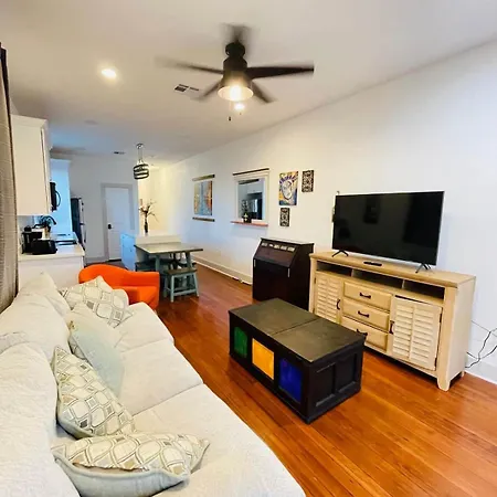 Beautiful Allen Toussaint Earhart Duplex Holiday home