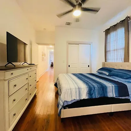 Beautiful Allen Toussaint Earhart Duplex Holiday home