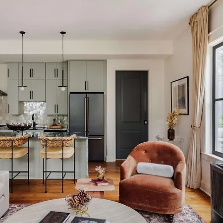 Luxe 6-bedroom Garden District Retreat Pool *