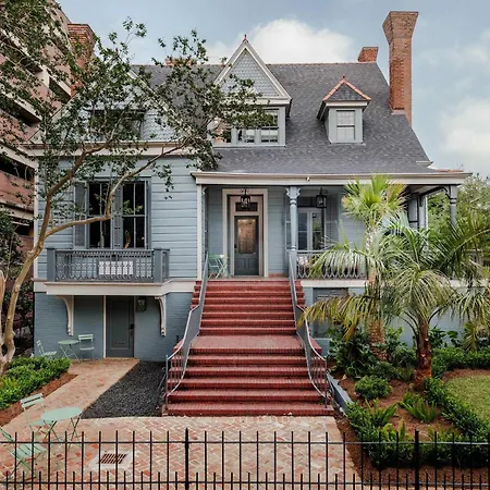 Luxe 12-bedroom Garden District Shared Pool * New Orleans