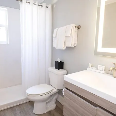 Frenchmen 2br W Pool, Hot Tub & Free Parking 3*