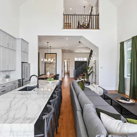 Luxe 7 Bedroom With Pool And 1 Block To Parade Route Holiday home