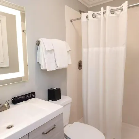 1br Frenchmen W Pool, Hot Tub & Balcony New Orleans
