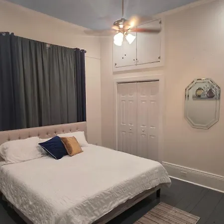 2br Penthouse On Claiborne *