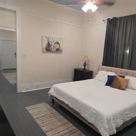 2br Penthouse On Claiborne