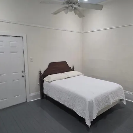 2br Penthouse On Claiborne Apartment *
