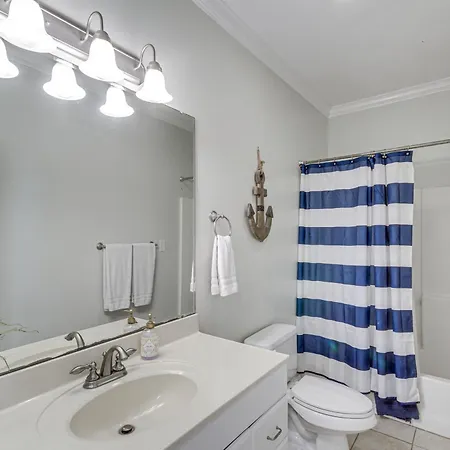 Private Dock & Pool: Luxe Nola Group Getaway! Holiday home