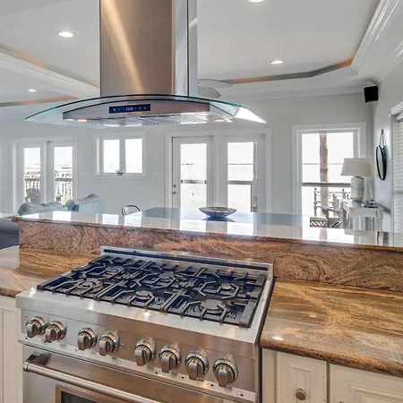 Private Dock & Pool: Luxe Nola Group Getaway! Holiday home