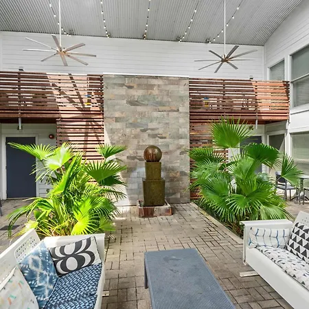 Moon 101 - Full Moon - 2br 2 5 Bath + Living Apartment New Orleans