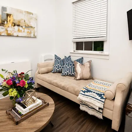 5 Bedroom - Sleeps 8! Steps From Bourbon Street! Bed & Breakfast