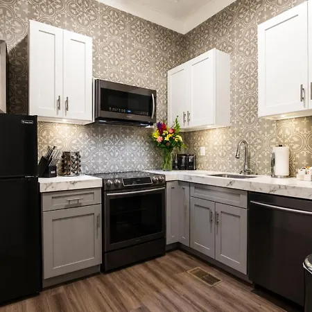 5 Bedroom - Sleeps 8! Steps From Bourbon Street! Bed & Breakfast