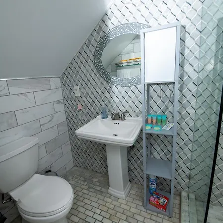 5 Bedroom - Sleeps 8! Steps From Bourbon Street! 3*