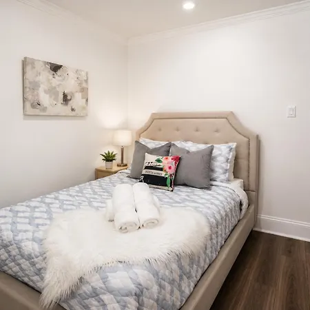 5 Bedroom - Sleeps 8! Steps From Bourbon Street!