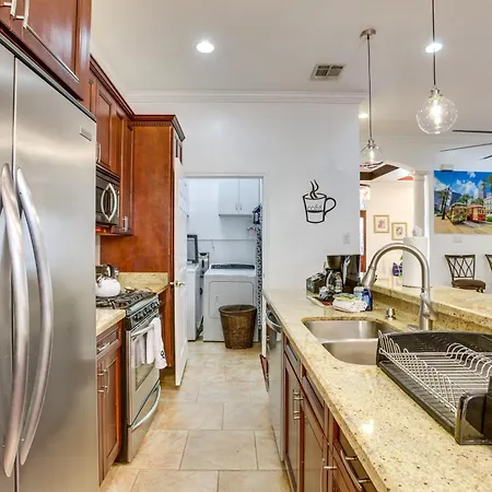 5 Mi To Bourbon St: Nola W/ Fenced Yard!