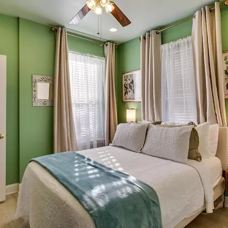 Holiday home 5 Mi To Bourbon St: Nola W/ Fenced Yard! *