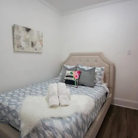 5 Bedroom - Sleeps 8! Steps From Bourbon Street! Bed & Breakfast