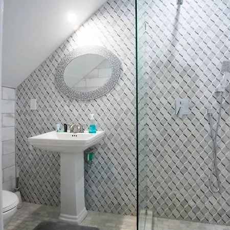 5 Bedroom - Sleeps 8! Steps From Bourbon Street! Bed & Breakfast