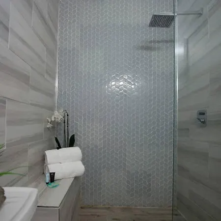 5 Bedroom - Sleeps 8! Steps From Bourbon Street! Bed & Breakfast 3*