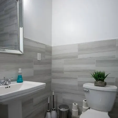 5 Bedroom - Sleeps 8! Steps From Bourbon Street! Bed & Breakfast New Orleans
