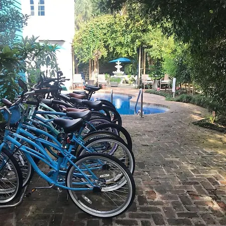5 Bedroom - Sleeps 8! Steps From Bourbon Street! Bed & Breakfast New Orleans