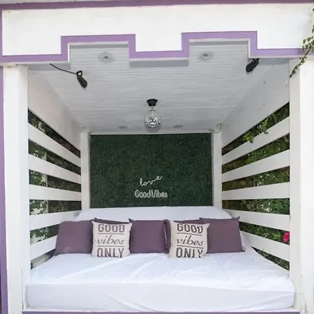 5 Bedroom - Sleeps 8! Steps From Bourbon Street! 3*