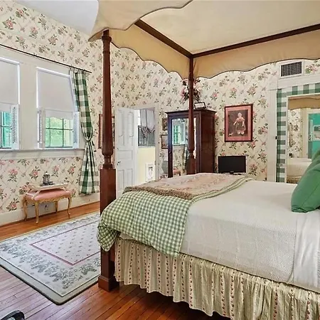 Holiday home 4br 3 Ba Huge, Balcony, Cemetery, Streetcar Sleeps 8! New Orleans