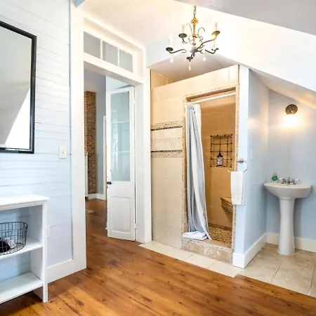 Governors Mansion 5 Bedroom-3 Bath *