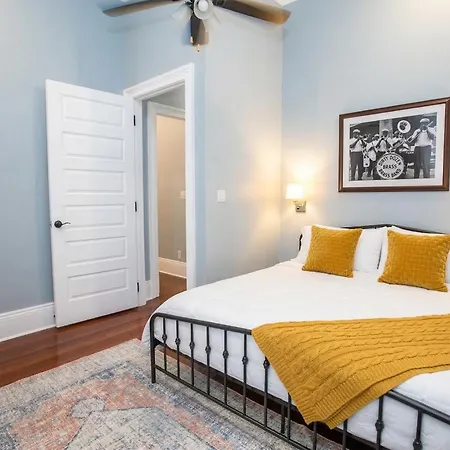 St Philip Gem 5 Bed-5 Bath Steps To Fq - Monthly *