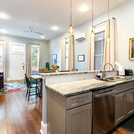 Apartment Governors Across From French Quarter *