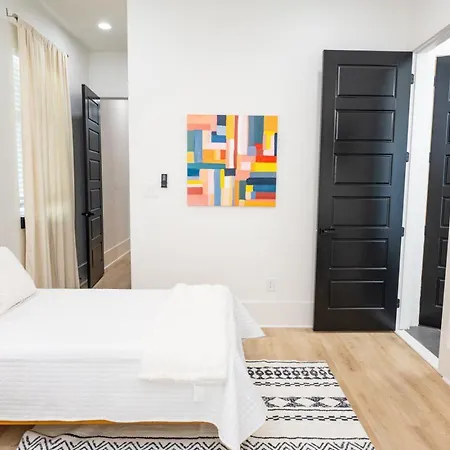 Shimmering New Nola Tvs In Bedrooms & Parking * New Orleans