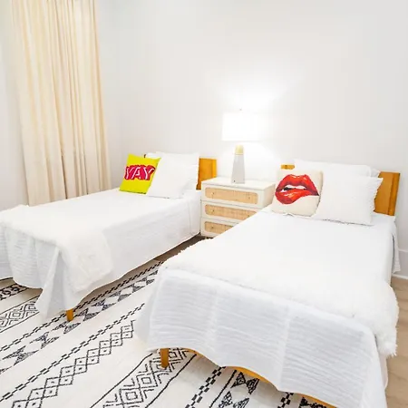 Shimmering New Nola Tvs In Bedrooms & Parking Holiday home