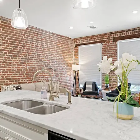 Group-friendly Near Bourbon Street New Orleans