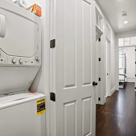 Group-friendly Near Bourbon Street * New Orleans