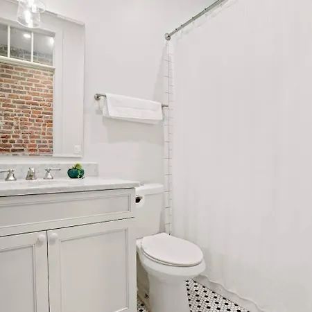 Group-friendly Near Bourbon Street