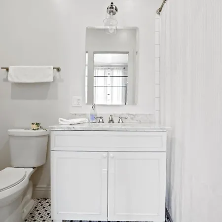 Group-friendly Near Bourbon Street New Orleans