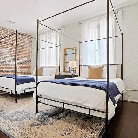 Group-friendly Near Bourbon Street New Orleans