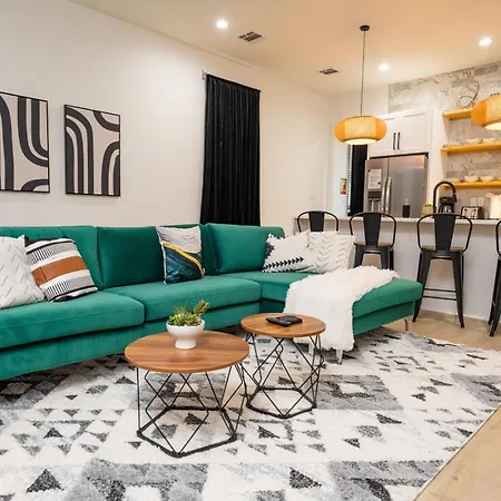 Holiday home Shimmering New Nola Tvs In Bedrooms & Parking *