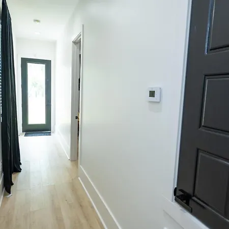Shimmering New Nola Tvs In Bedrooms & Parking Holiday home