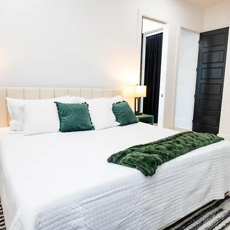 Holiday home Shimmering New Nola Tvs In Bedrooms & Parking