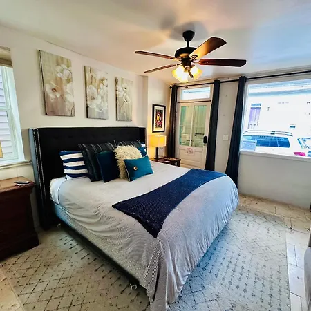 3 Bedroom Private First Floor Apartment In Marigny Sleeps 6 Walk To Frenchmen & Bourbon & French Quarter Apartment