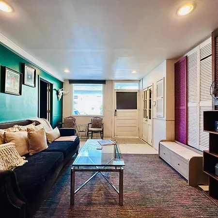 3 Bedroom Private First Floor Apartment In Marigny Sleeps 6 Walk To Frenchmen & Bourbon & French Quarter Apartment *