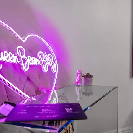 Barbie Dream W Hot Tub Sauna Near Fq Bed & Breakfast 3*