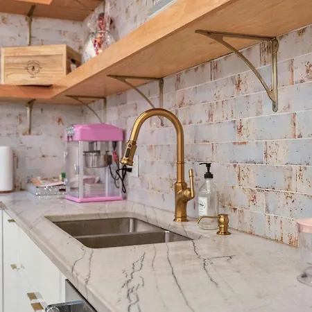Barbie Dream W Hot Tub Sauna Near Fq Bed & Breakfast
