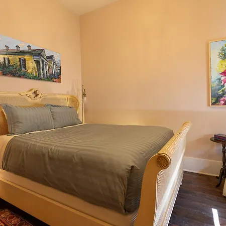Pompadour Hotel *