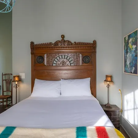 Pompadour Hotel *